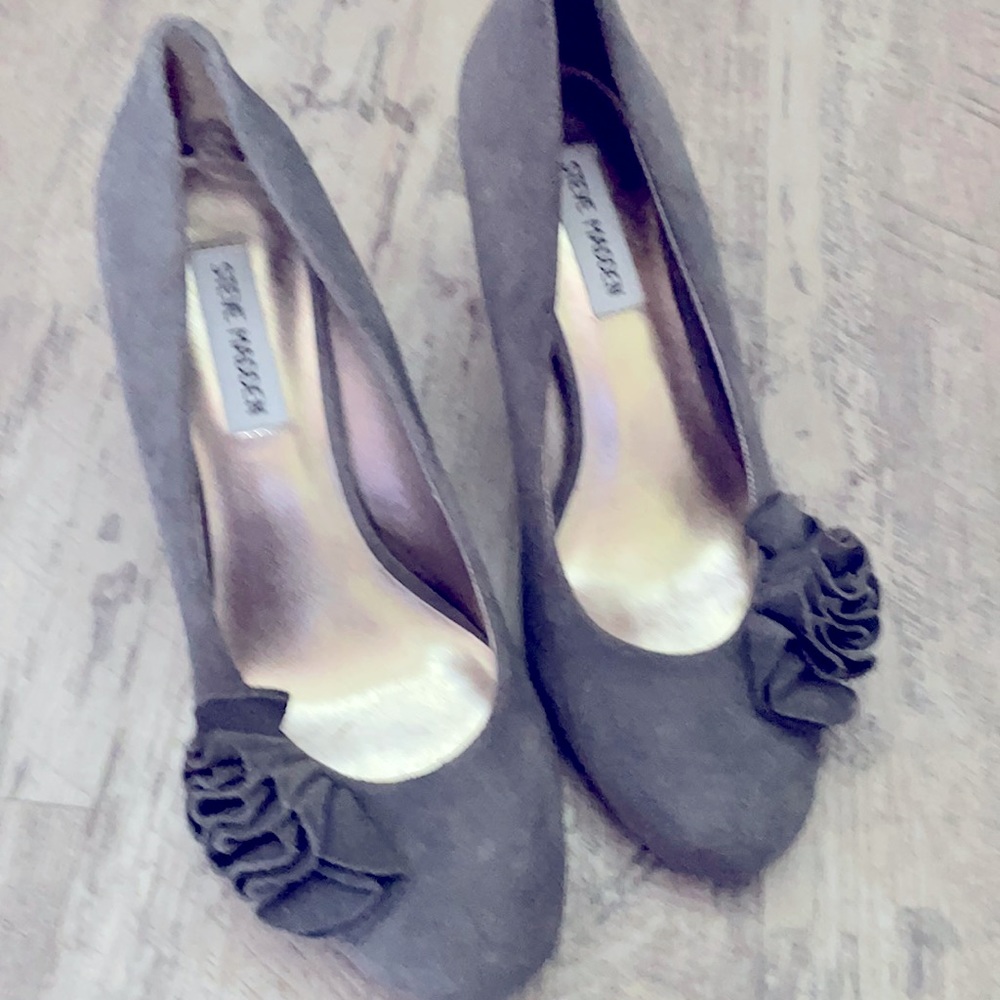 Short pump grey suede
